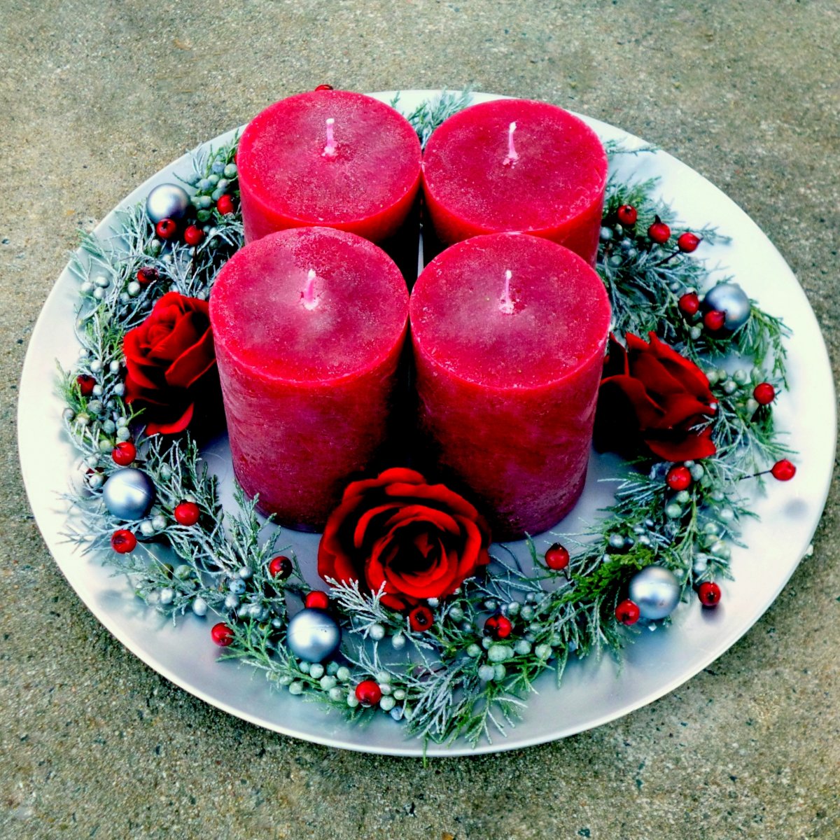 Velký svícen na talíři s vínovými svícemi