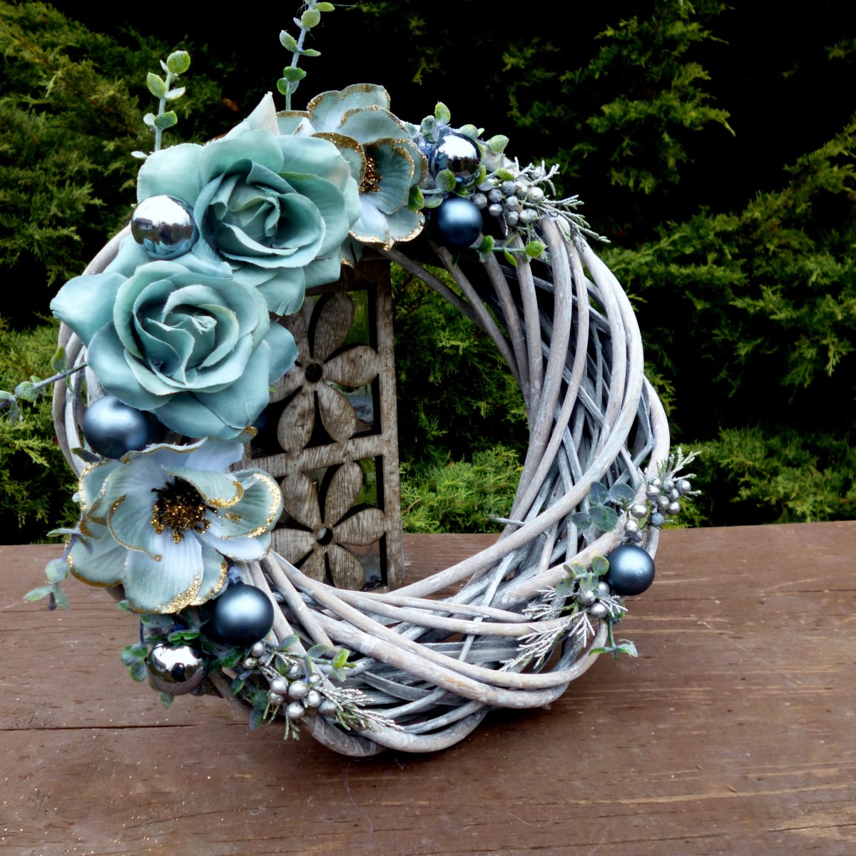 Zimní věnec s nebesky modrými růžemi a čemeřicemi