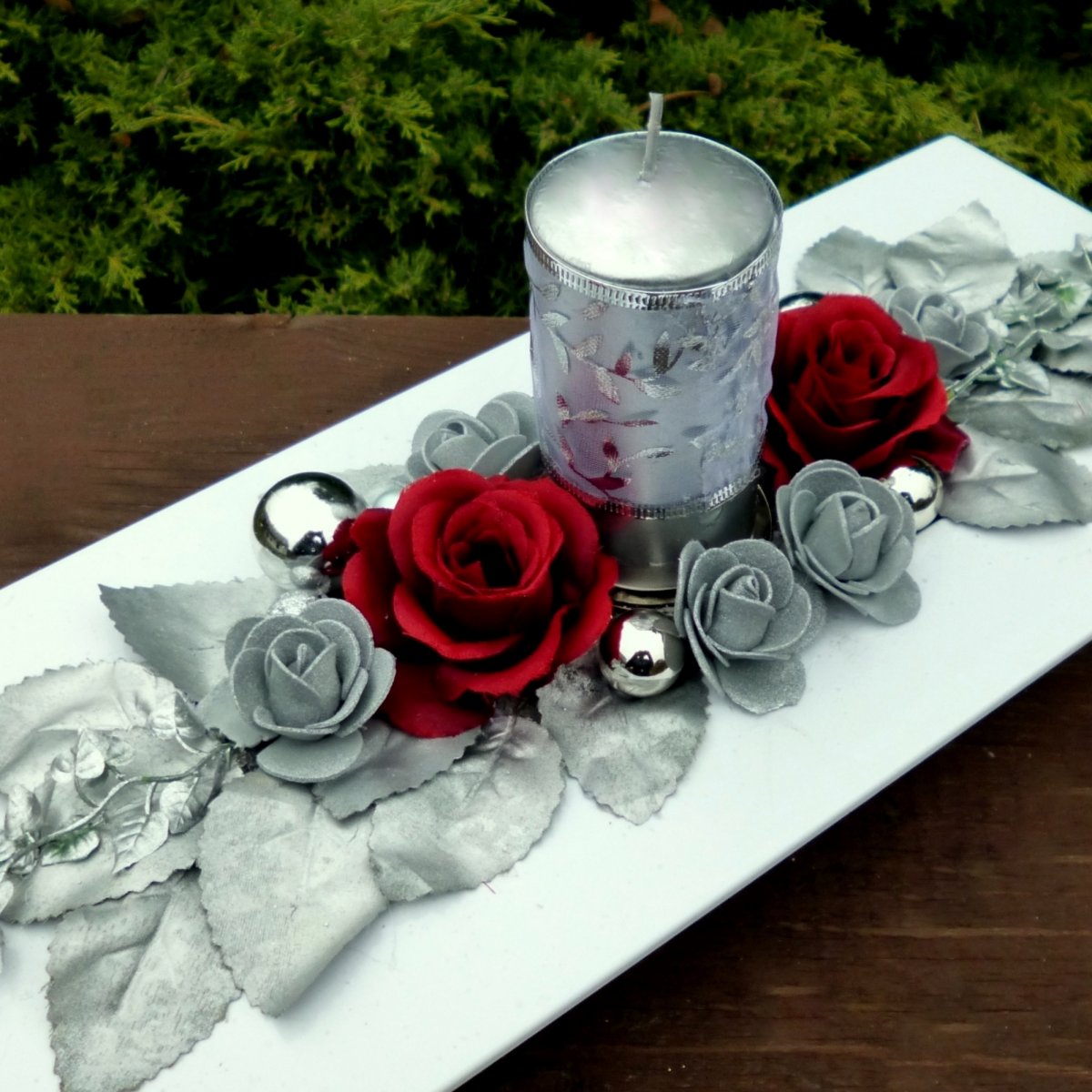 Vánoční svícen s bordó růžemi a stříbrnou svíčkou