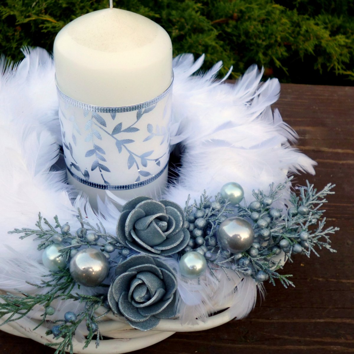 Šedý peříčkový věnec s velkou bílou svící