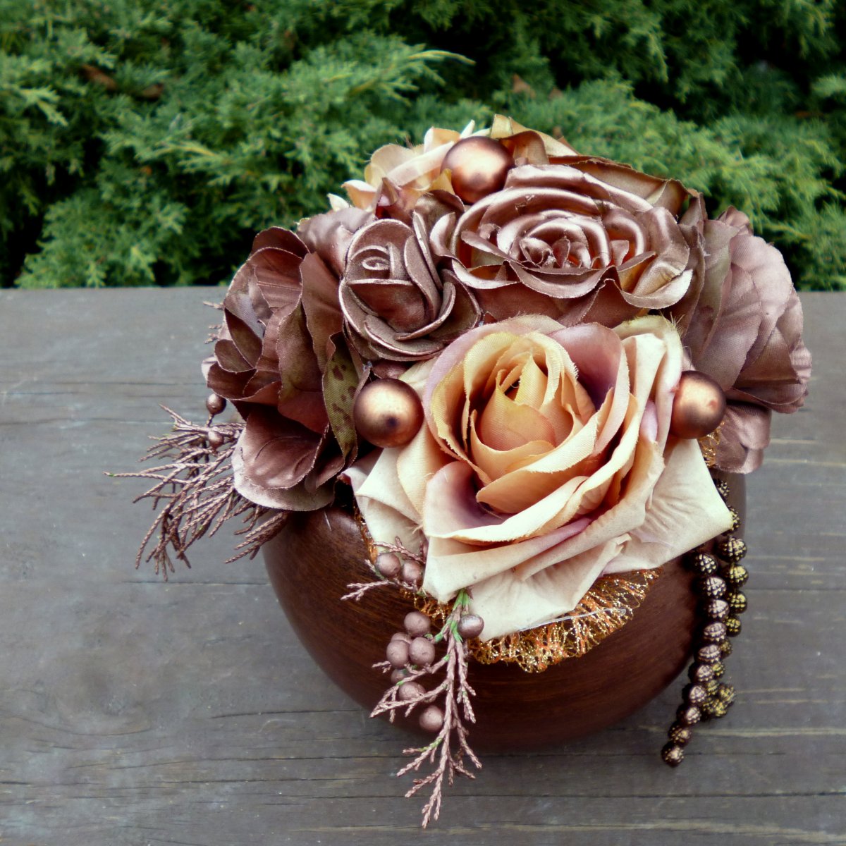 Kytice růží v měděné keramické kouli
