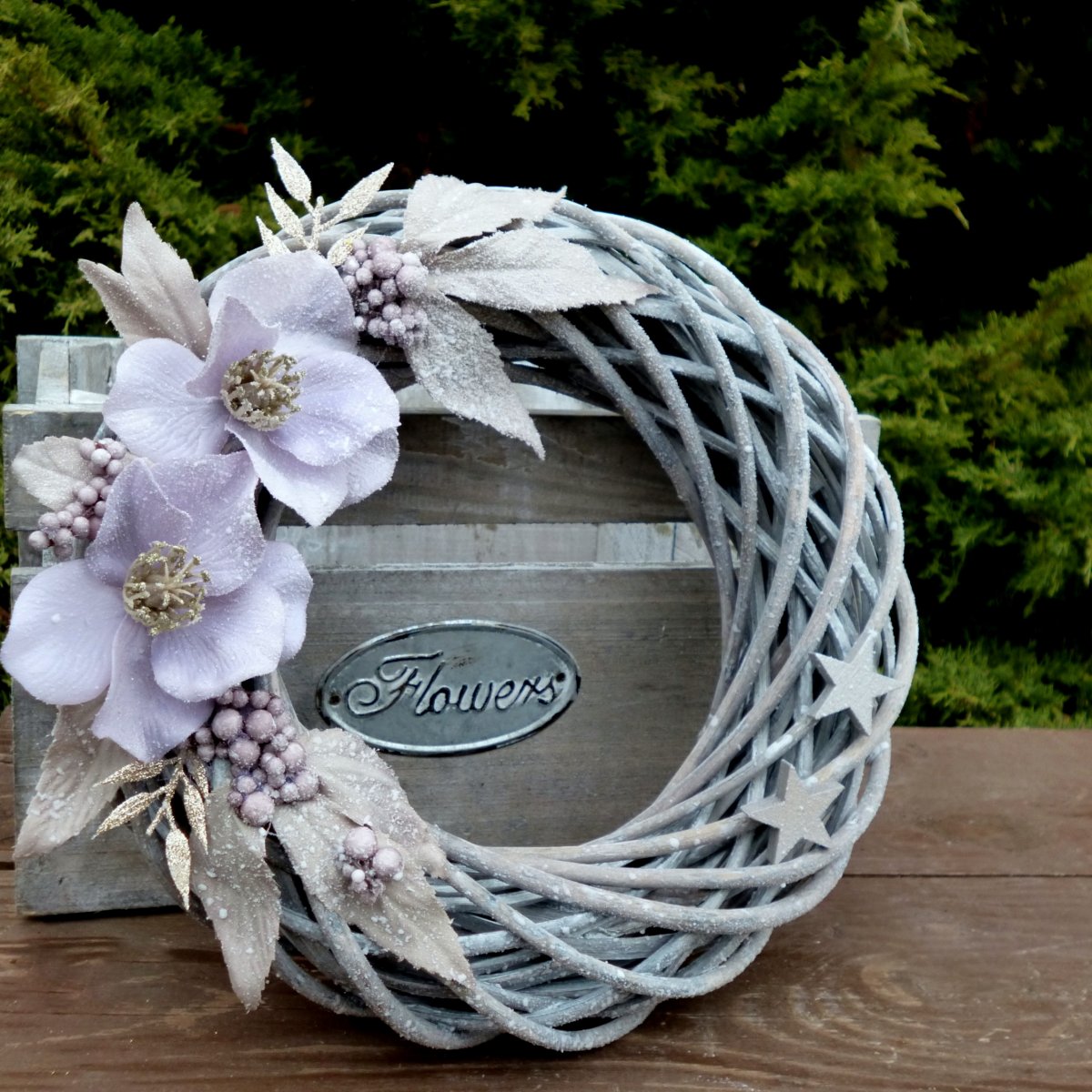 Věnec na dveře s lila čemeřicemi