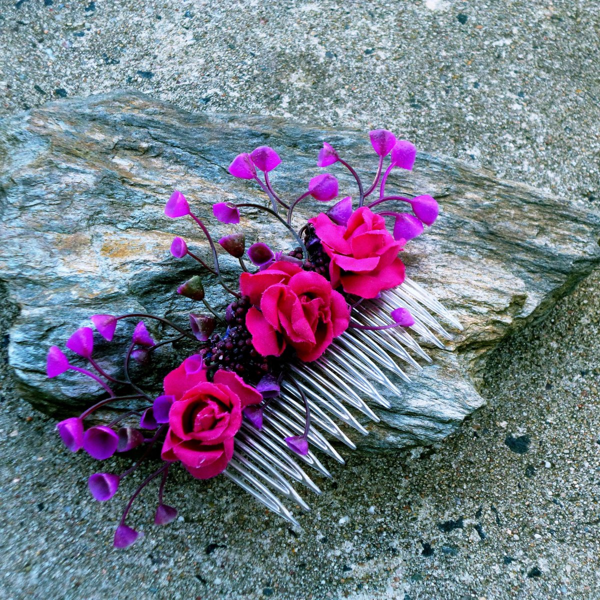 Hřebínek do vlasů ve fuchsiových odstínech