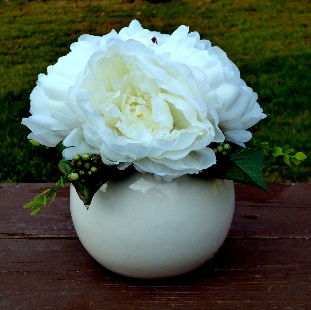 Bílé pivoňky v bílé lesklé keramické kouli_dekorace na stůl