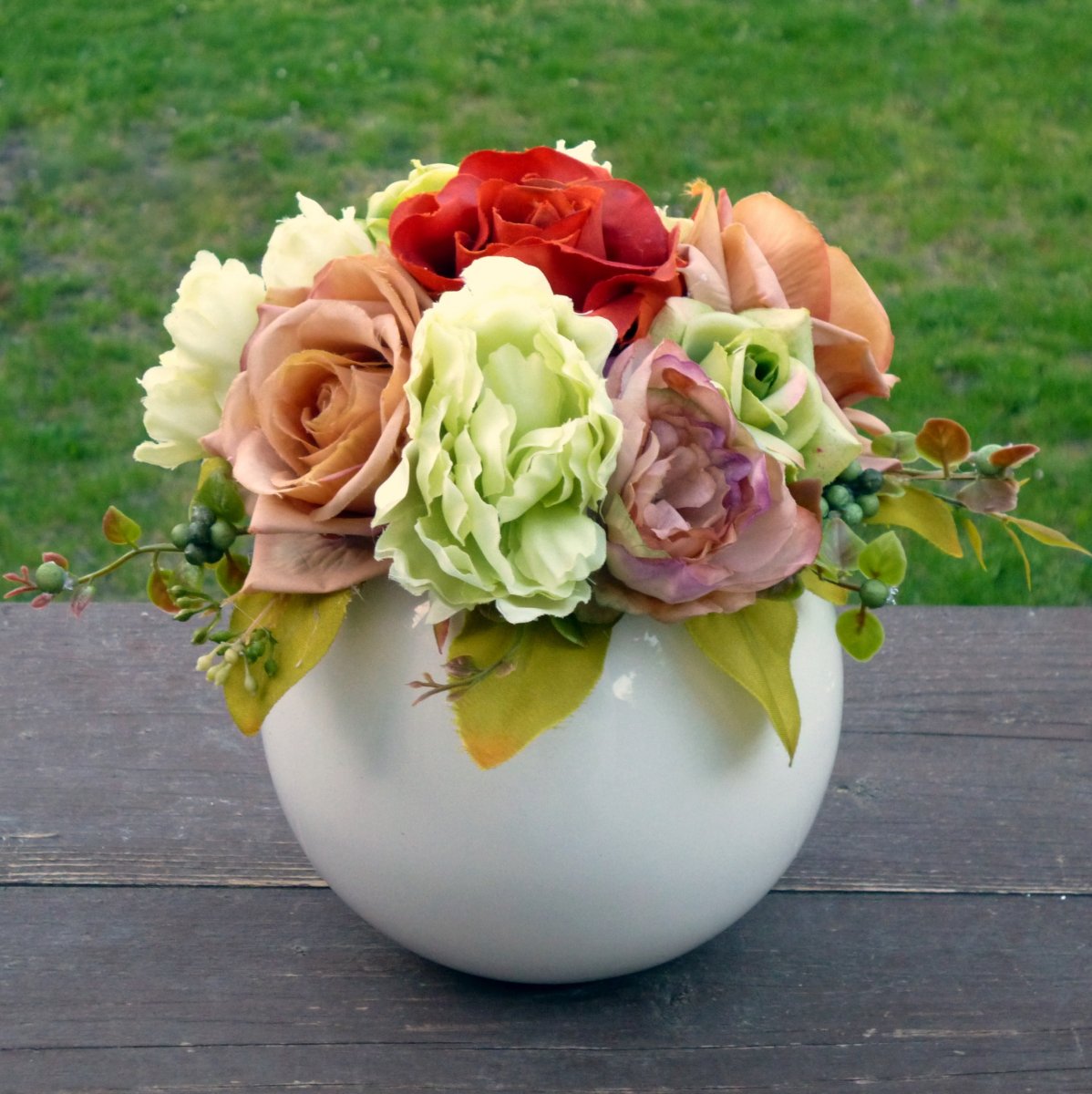 Jaro je tu!_kytička růží a pivoněk v bílé keramické kouli