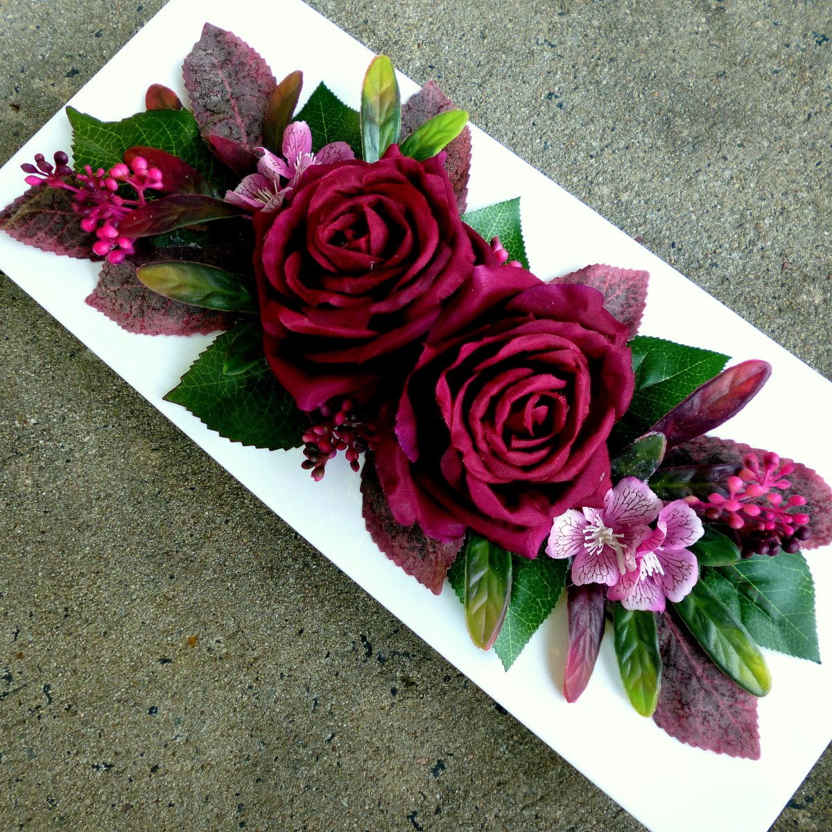 Vínové růže na bílé misce_dekorace na stůl