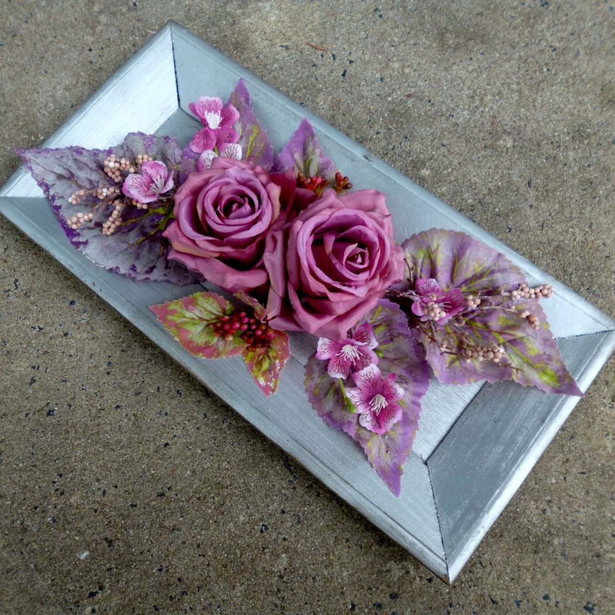 Dřevěný tác s růžovofialovými růžemi