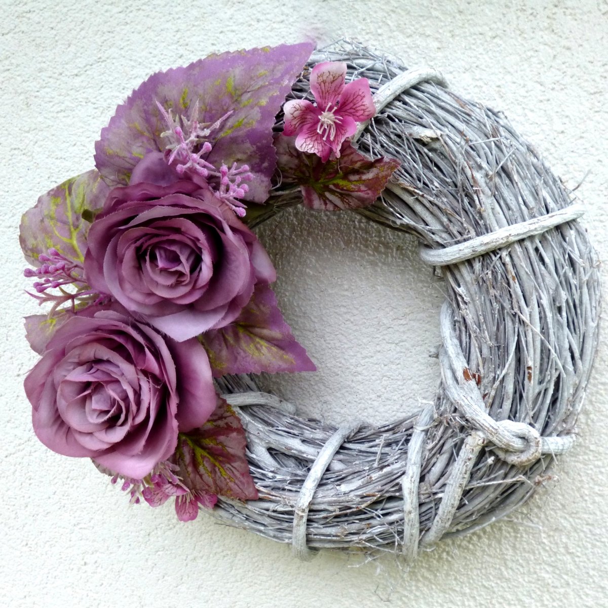 Révový věnec s růžovofialovými růžemi