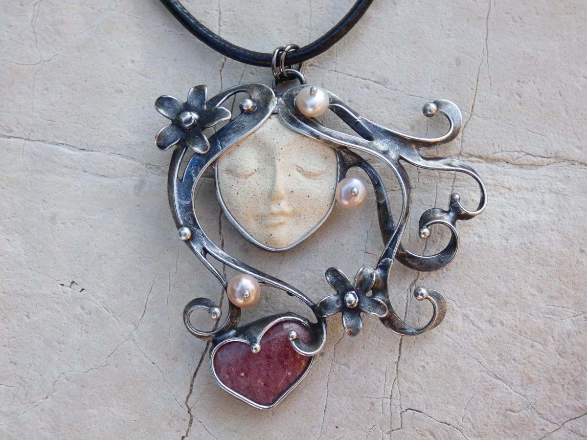 Zamilovaná - rodonit,říční perly,keramika