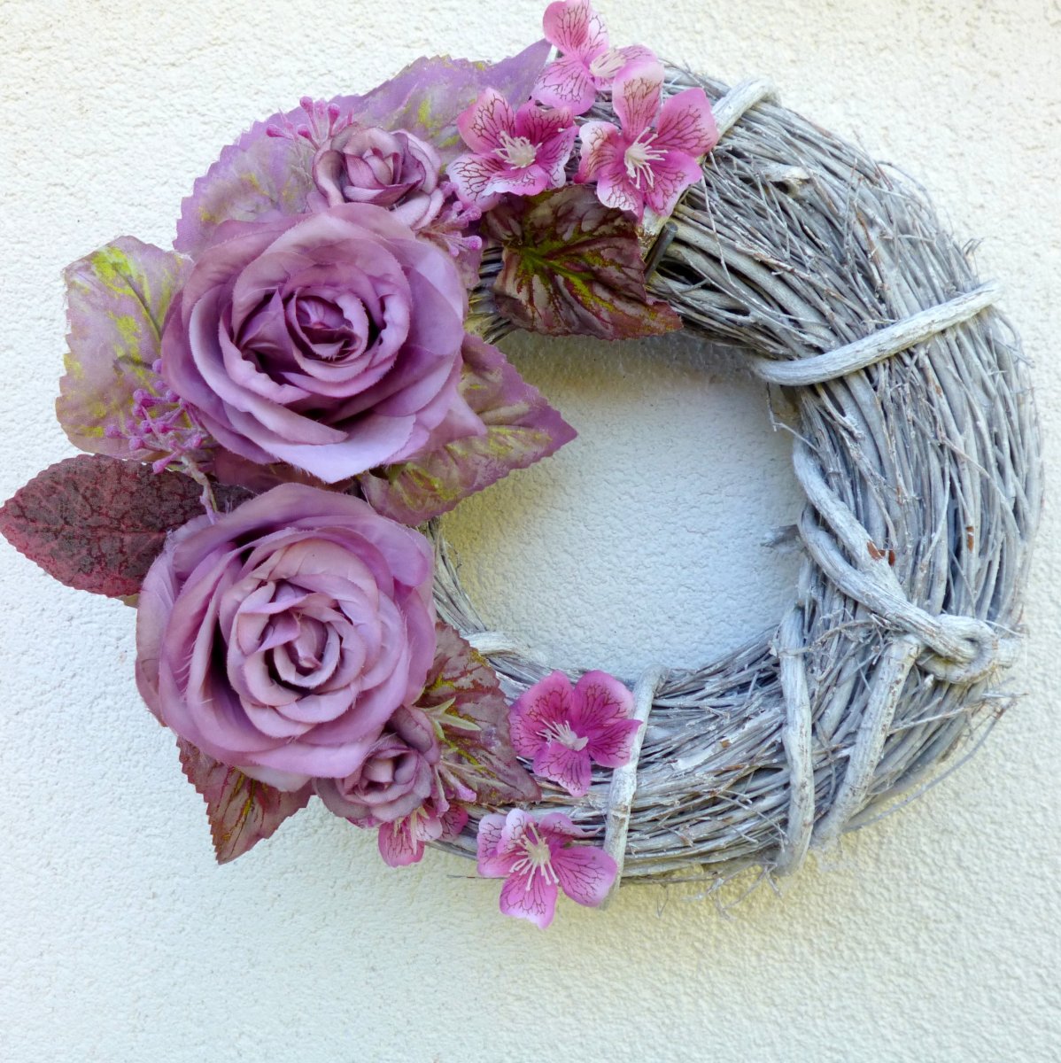 Révový věnec s růžovofialovými růžemi