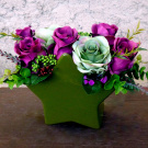 Bordó růže v zelené keramické váze ve tvaru hvězdy