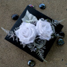 Bílé a stříbrné růže na černé lesklé misce_dekorace na stůl