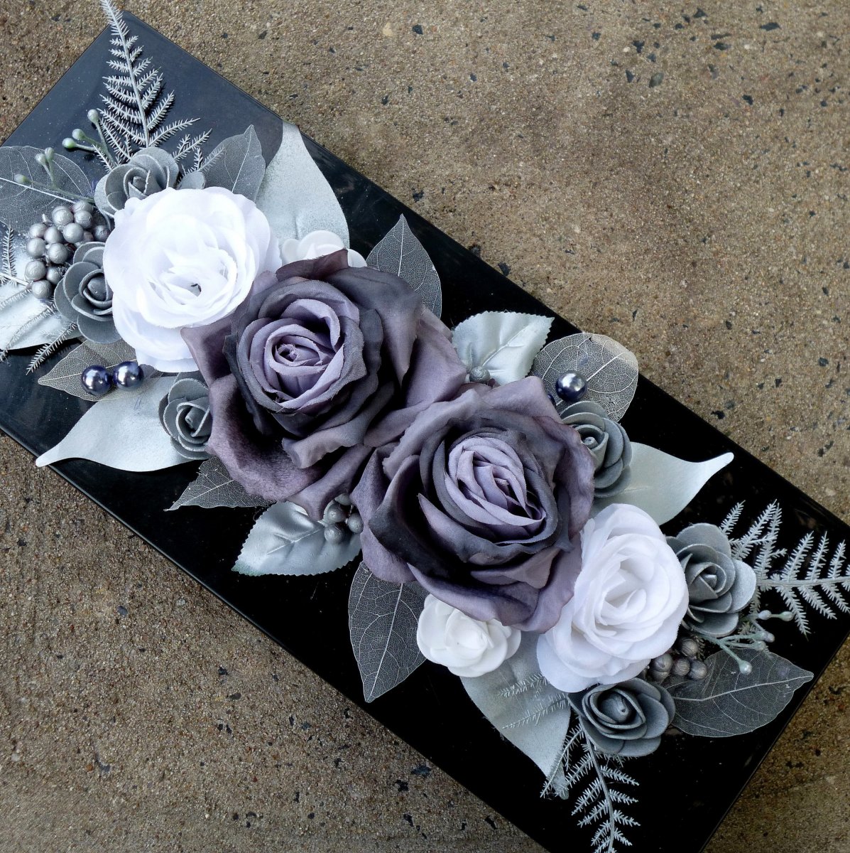 Šedé a bílé růže na černé lesklé misce_dekorace na stůl