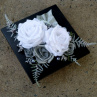 Bílé a stříbrné růže na černé lesklé misce_dekorace na stůl