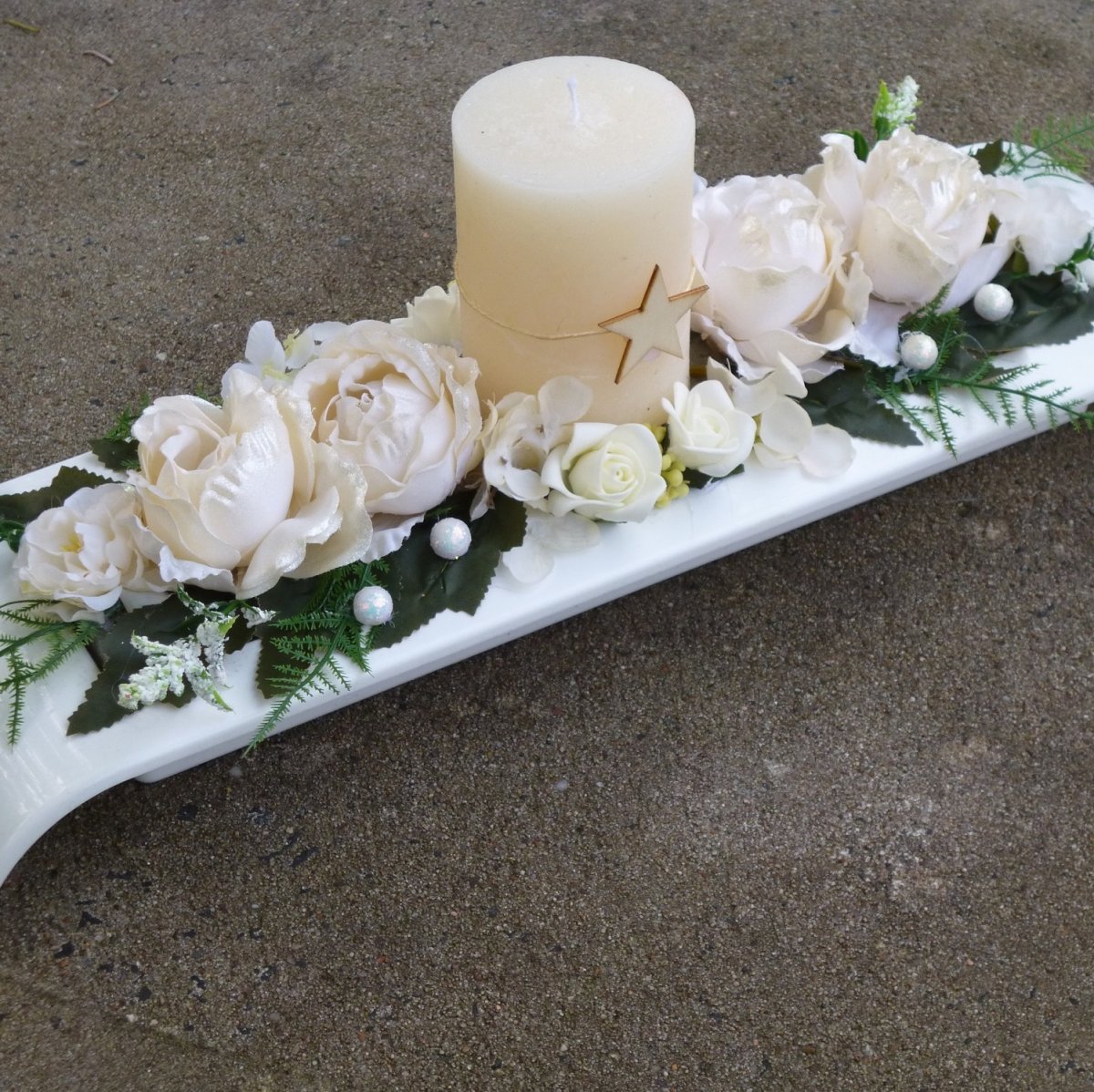 Vánoční svícen s krémovými růžemi 