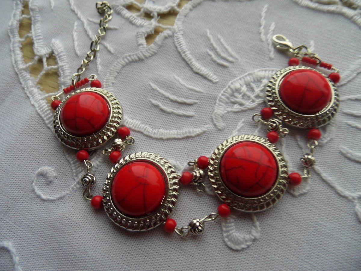 Náramek z kabošonů