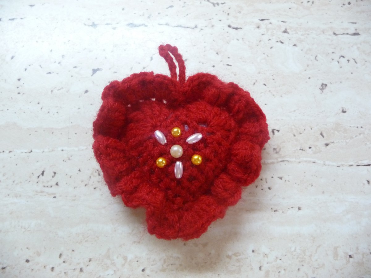Háčkované srdíčko s korálky-střední červené