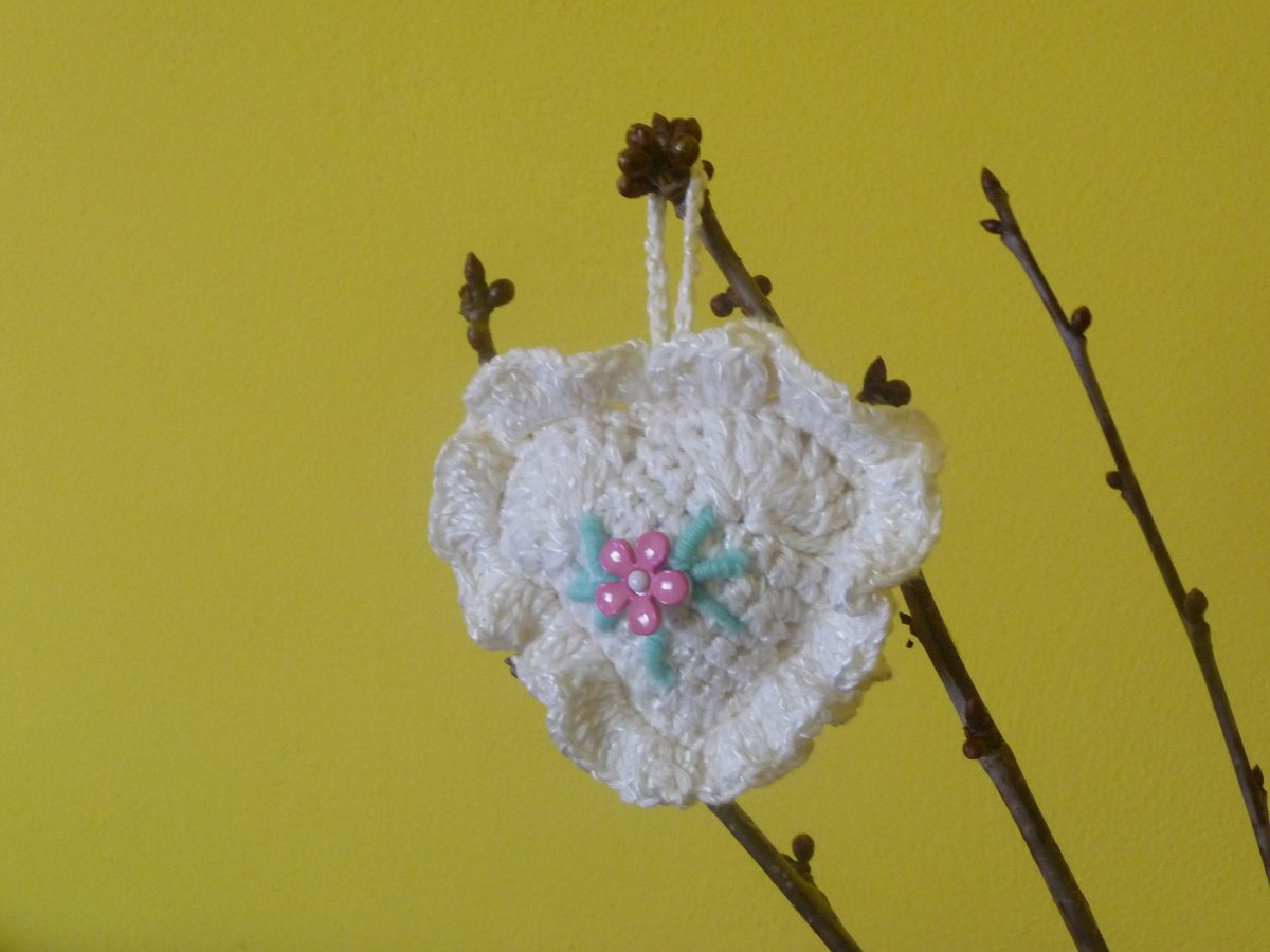 Háčkované srdíčko s knoflíčkem-béžové střední