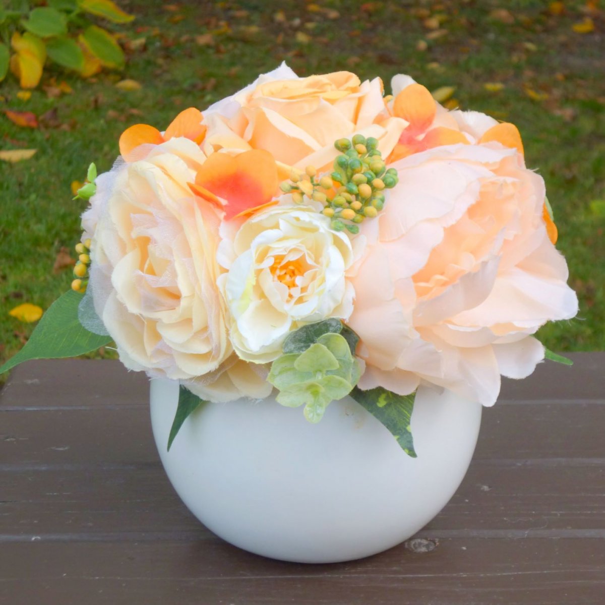 Meruňkové pivoňky a růže v bílé keramické kouli