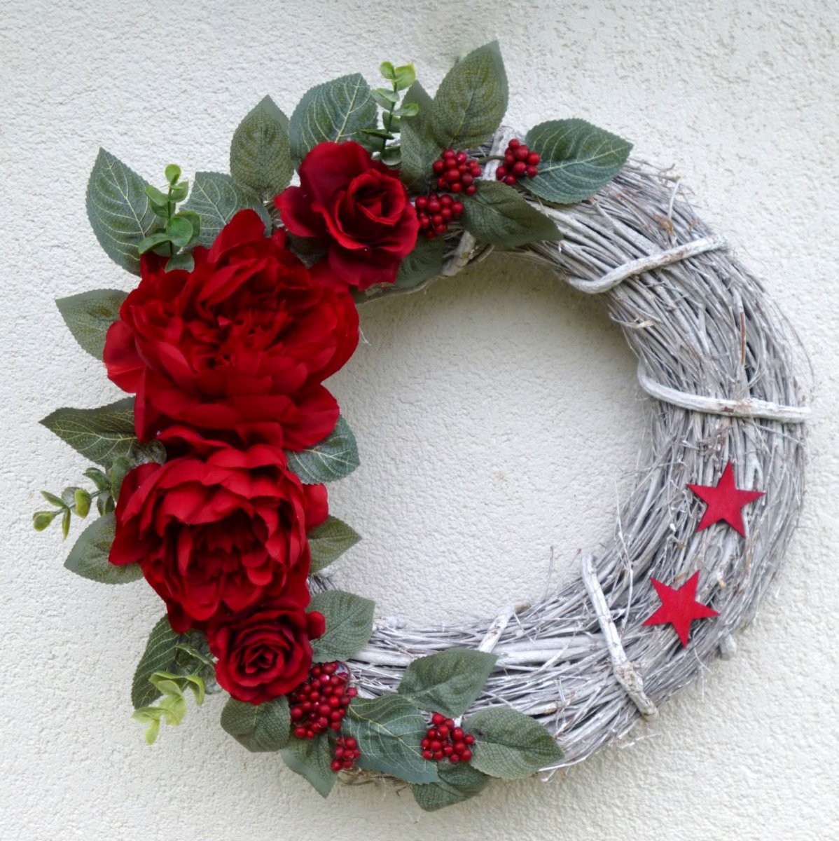 Révový věnec s rubínovými pivoňkami 35 cm