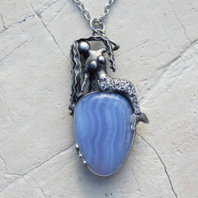 Mořská panna s chalcedonem - náhrdelník ocel