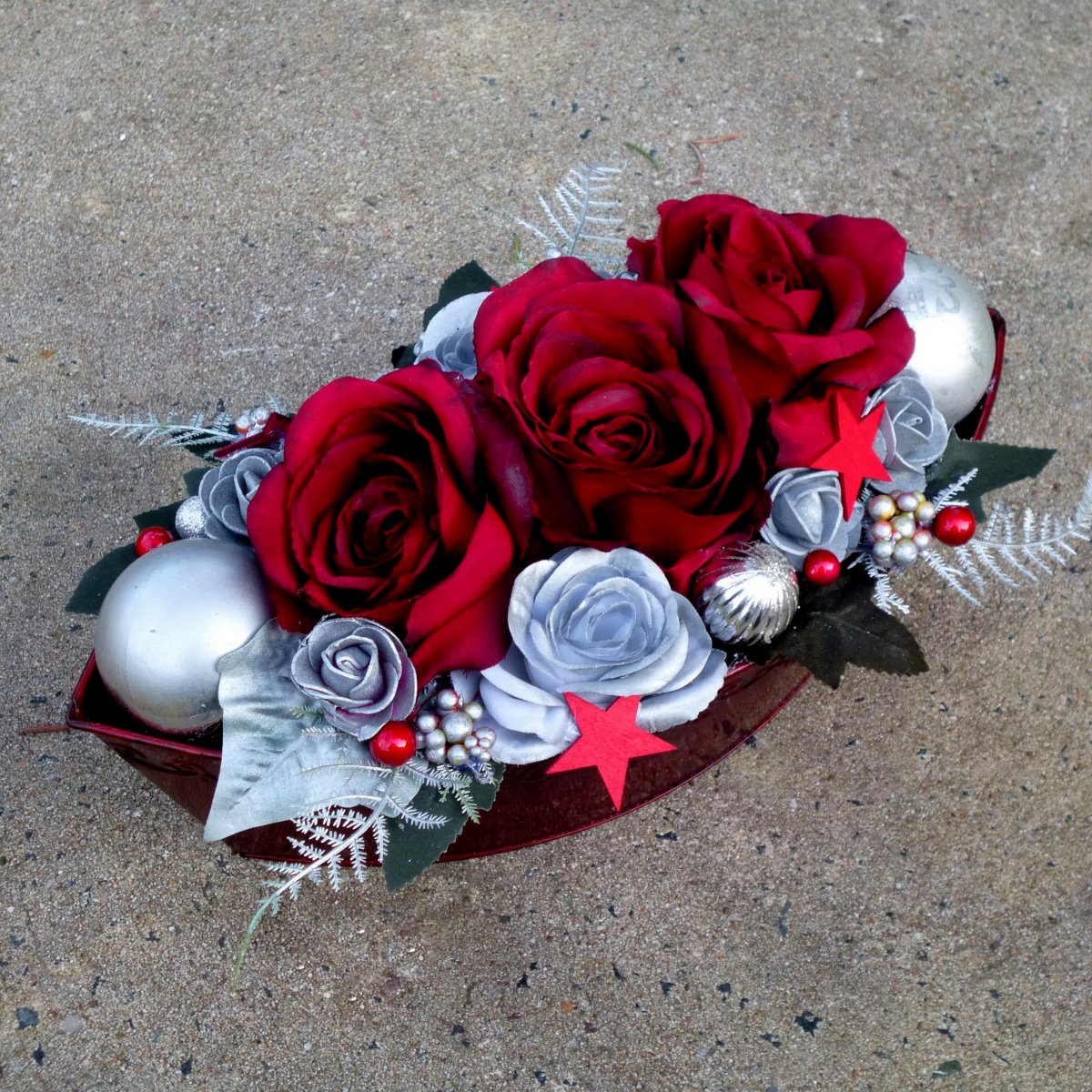 Bordó růže v plechové metalické lodičce s reliéfem