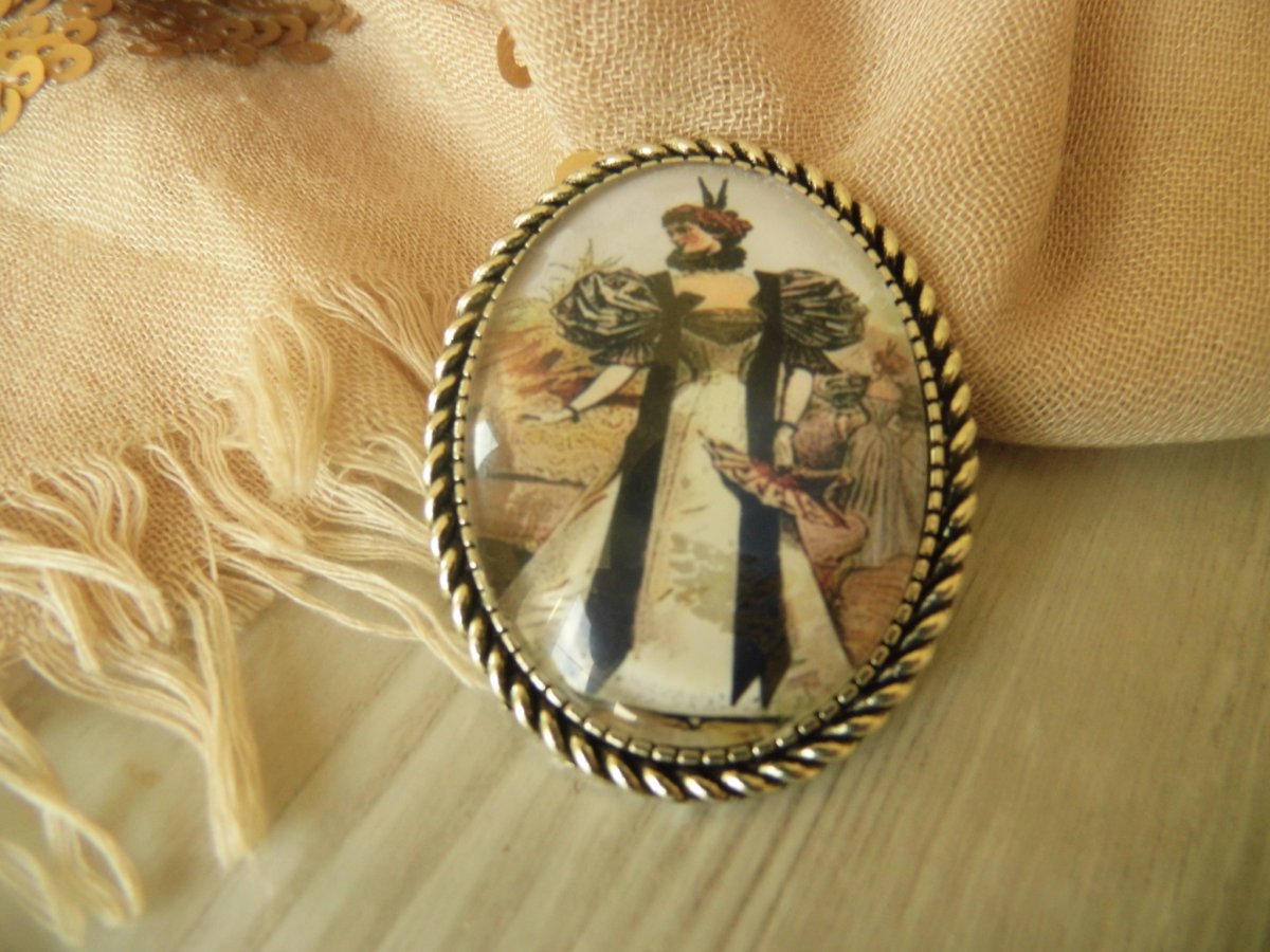 brož s kabošonem / 40x30mm/