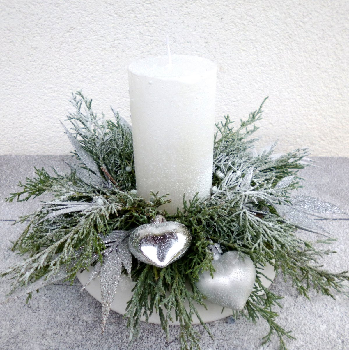 Přírodní bílý svícen s jalovcem zasněžený