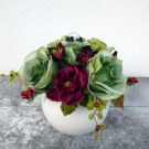 Kytice zelených růží v keramické kouli_dekorace na stůl