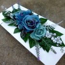 Modré růže na bílé misce_dekorace na stůl