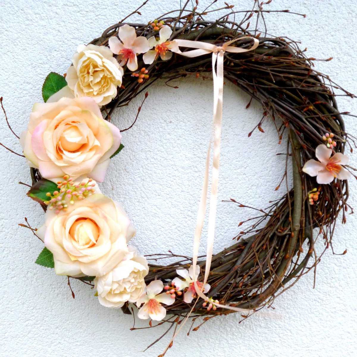 Věnec na dveře s vanilkovými růžemi_30 cm