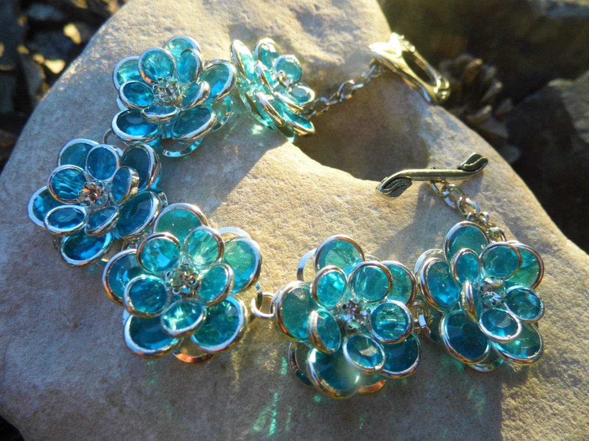 Náramek v poměnkové barvě