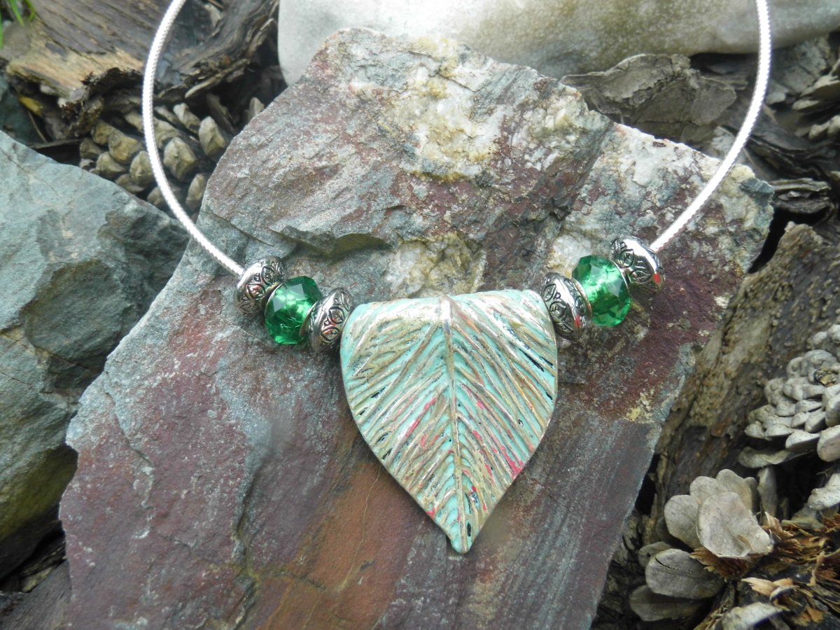 Masivní patinovaný list na obruči