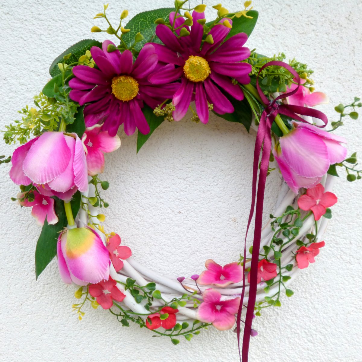 Jarní věnec na dveře s gerberami a tulipány