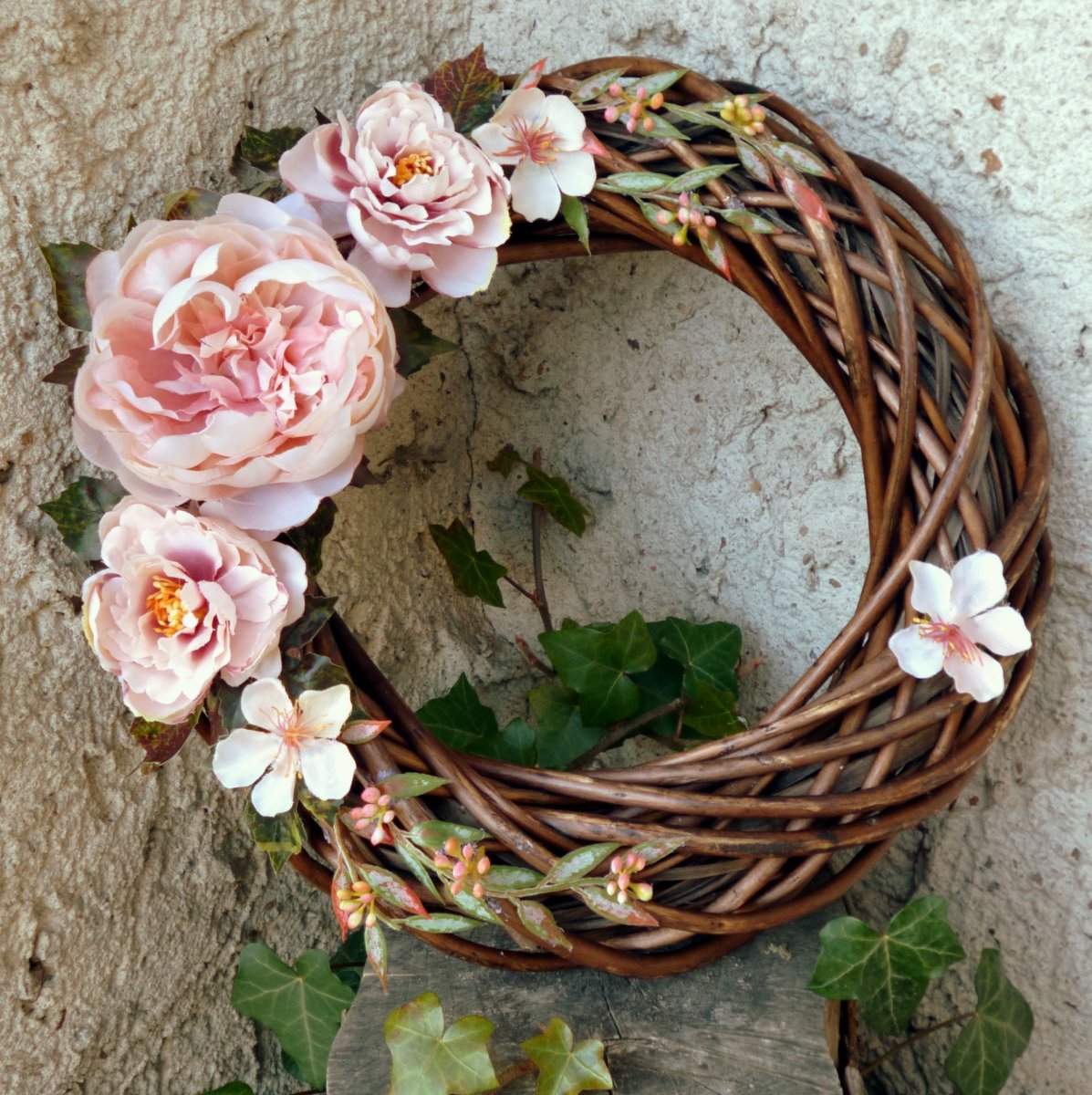 Věnec na dveře s pivoňkami_30 cm