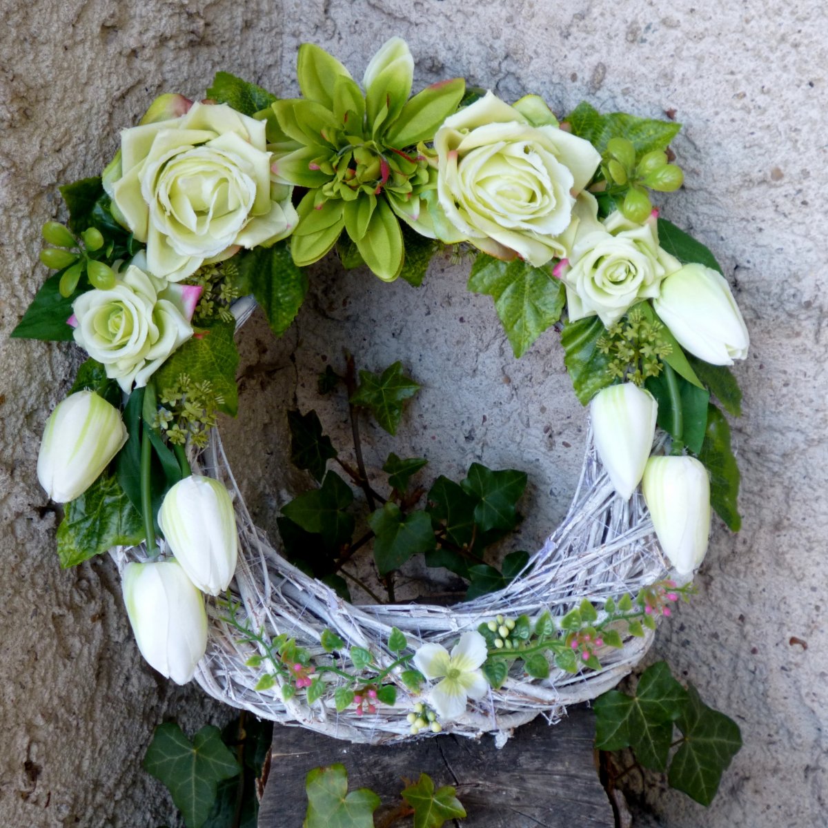 Zelenobílý věnec s tulipány