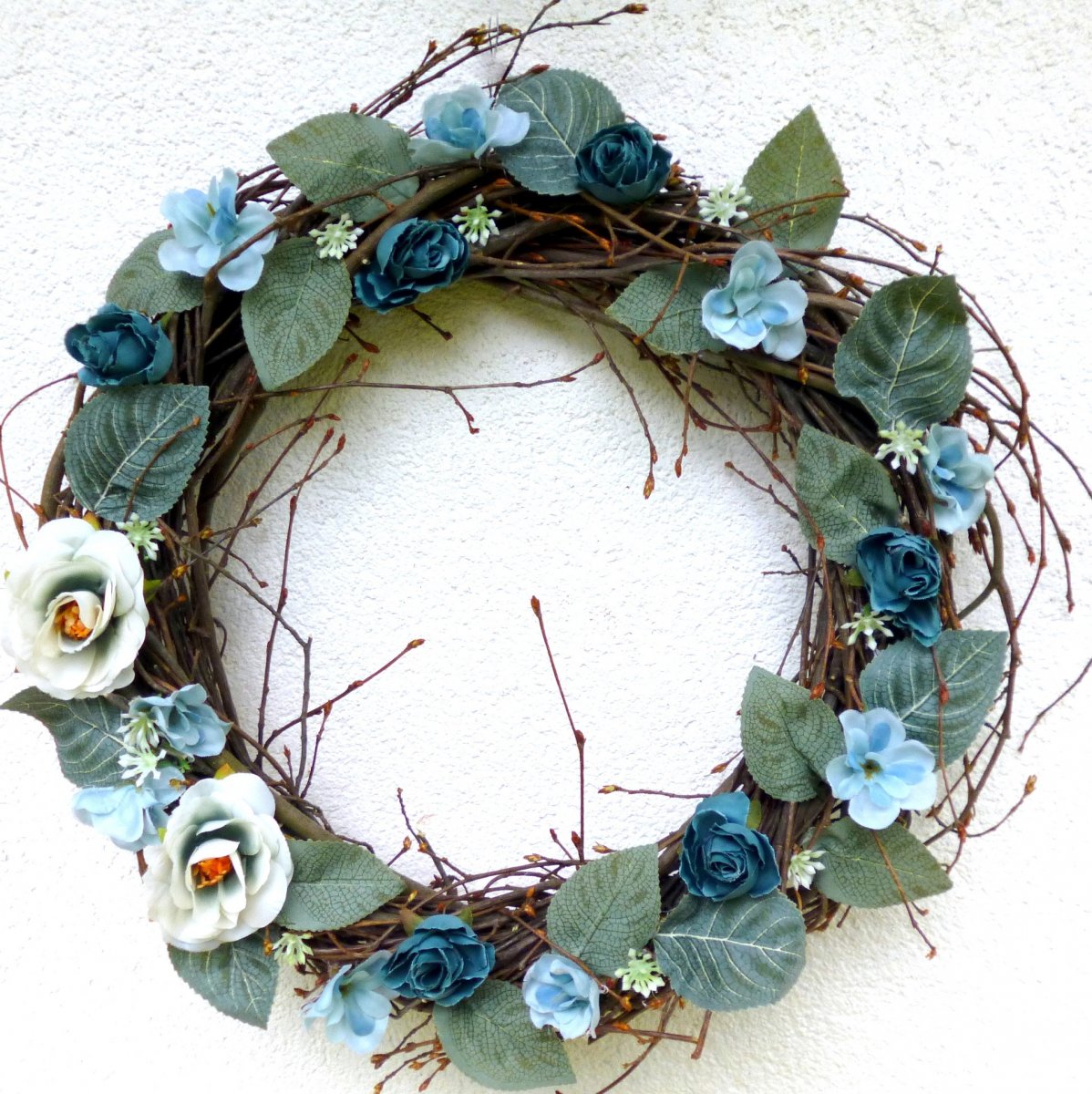 Věnec na dveře s modrými růžemi_30 cm