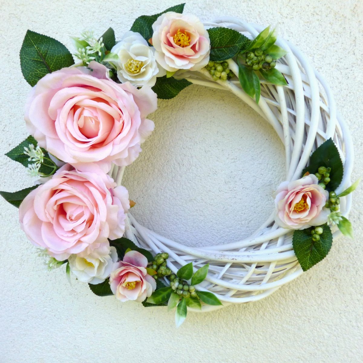 Věnec na dveře s pudrovými růžemi