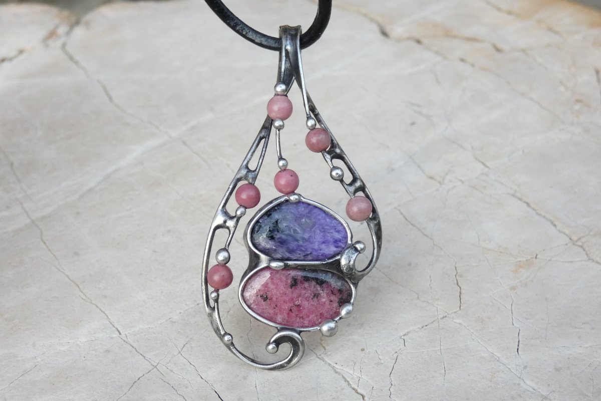 Čaroit s rodonitem - cínovaný náhrdelník