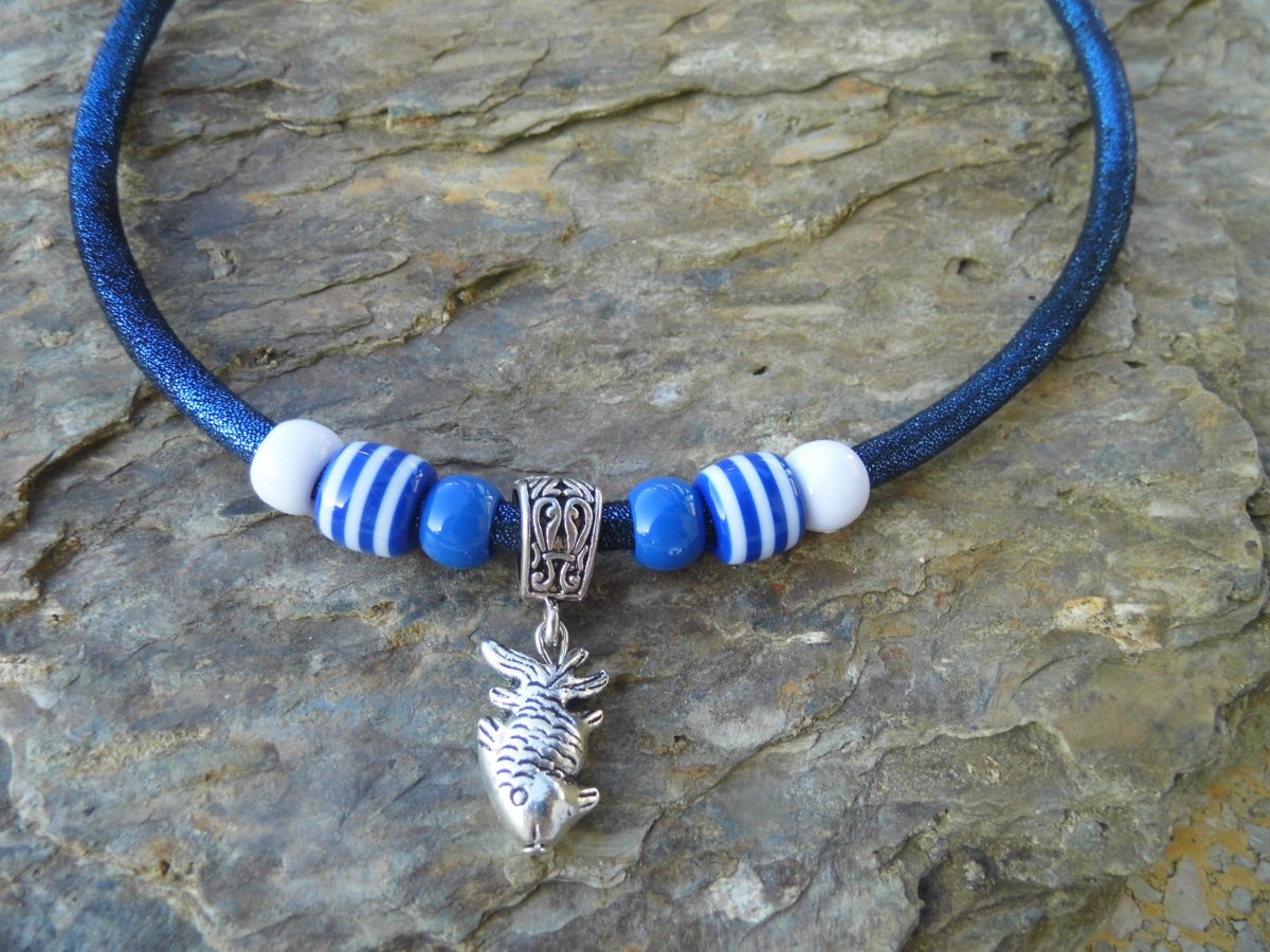 NÁHRDELNÍK Modrá nebo bílá