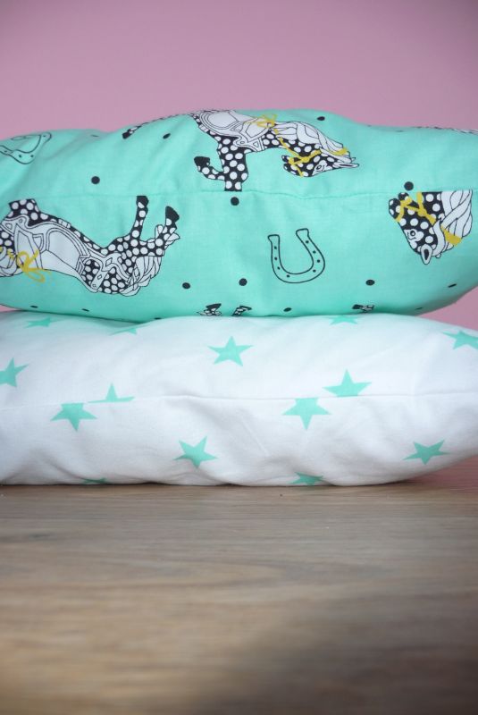 Koníci na tyrkysové + hvězdičky na bílé