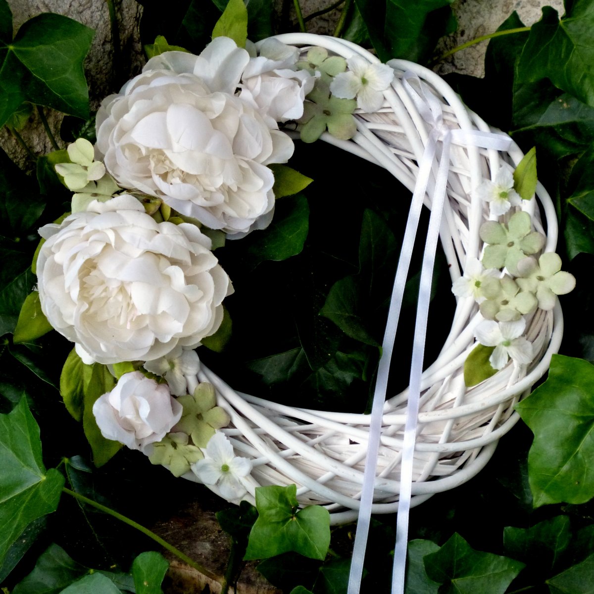 Věnec na dveře s bílými pivoňkami