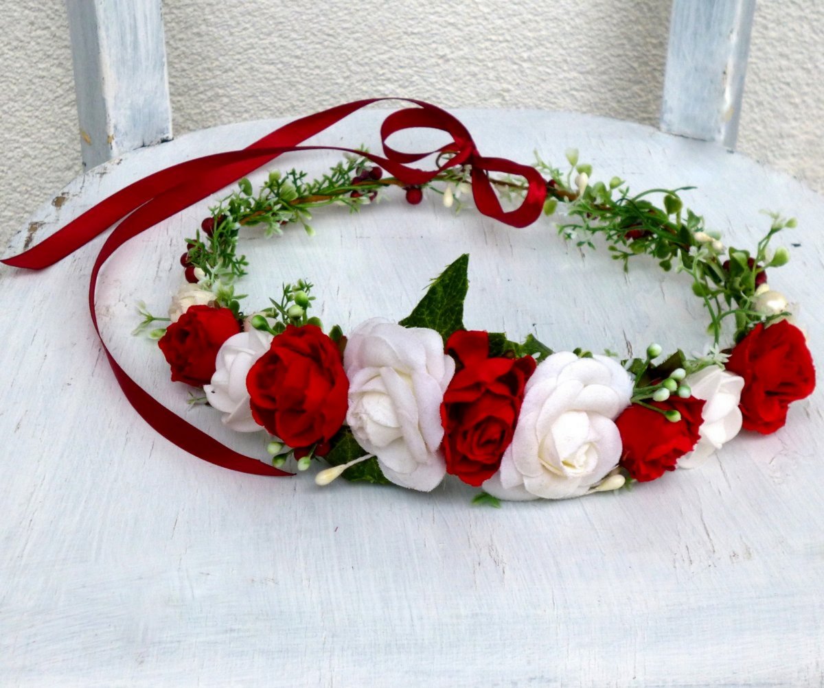 Věneček do vlasů z bílých a červených růžiček