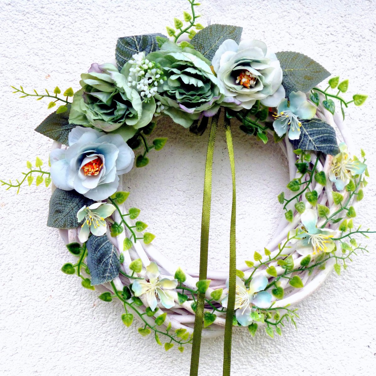 Mentolový věnec  s pivoňkami na dveře