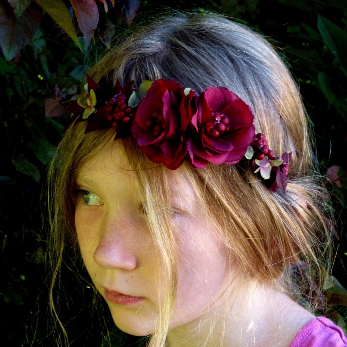 Vínová čelenka do vlasů do sady k svatební kytičce