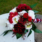 Svatební kytice vínových a bílých růží_SKLADEM