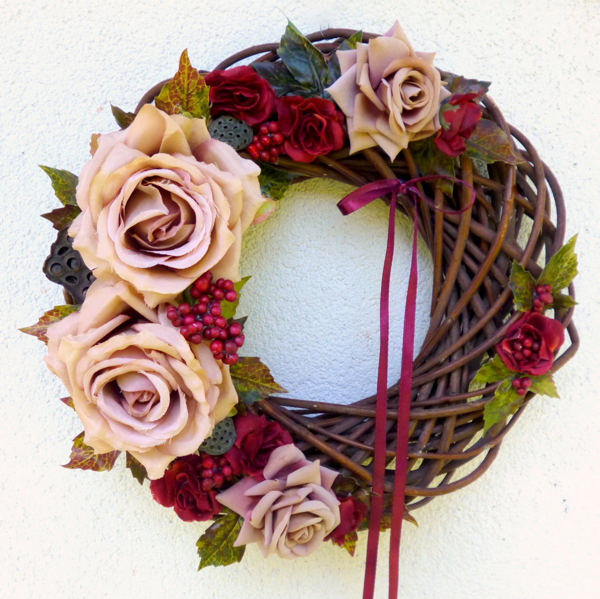 Květinový věnec s kávovými a vínovými růžičkami