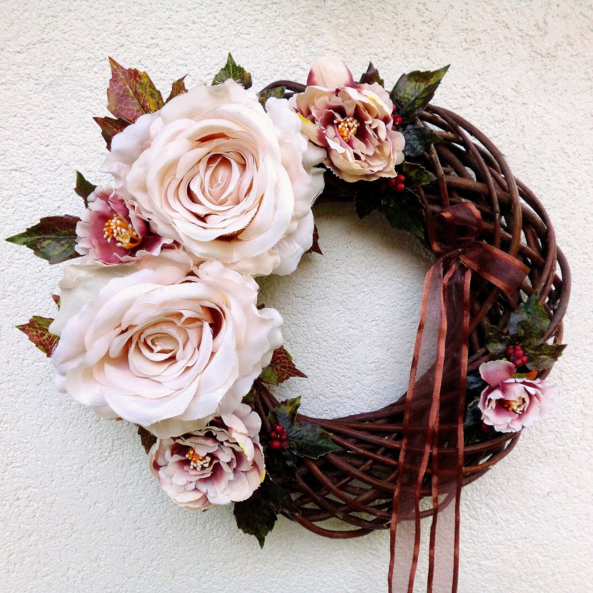Věnec s kávovými růžemi a minipivoňkami
