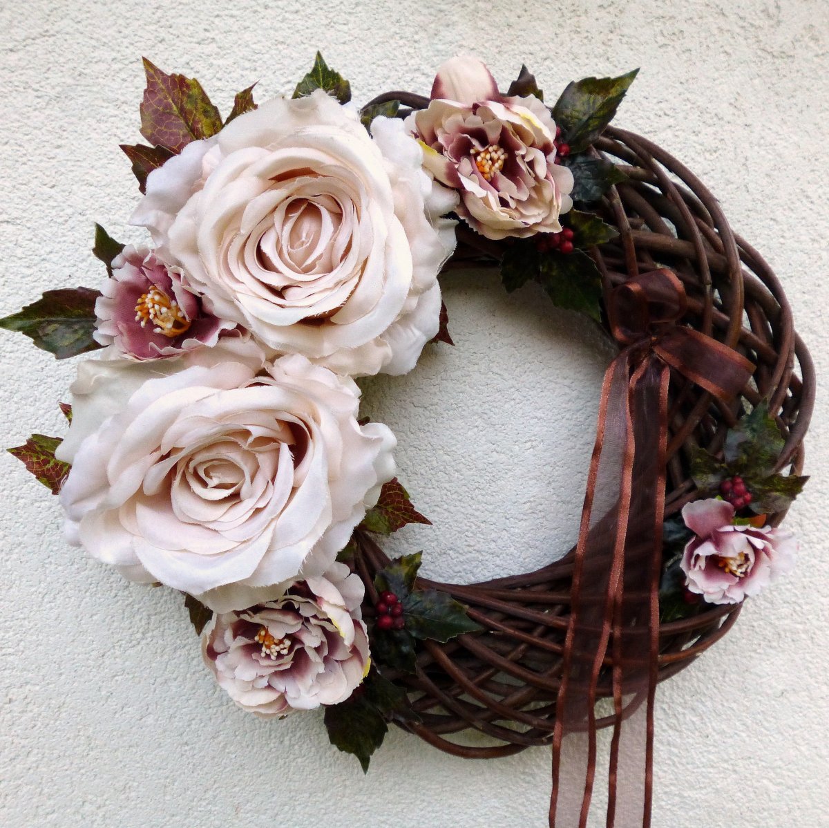 Květinový věnec s kávovými růžemi a minipivoňkami