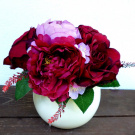 Kytice vínových pivoněk a růží v bílé keramické kouli